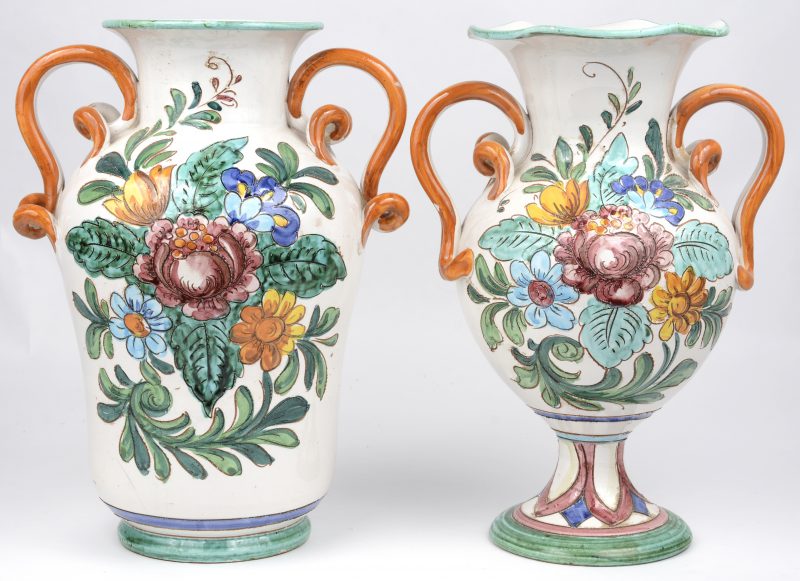 Twee majolica vazen, versierd met een bloemendecor.