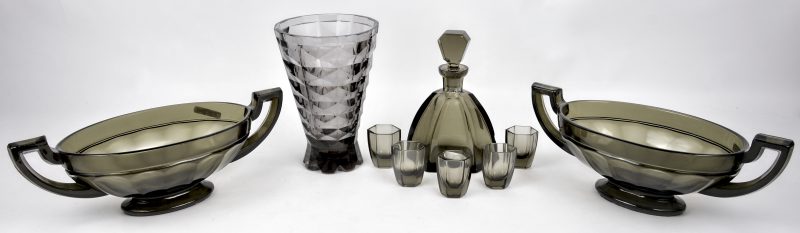Een lot rookgrijs glaswerk, bestaande uit twee coupes van Val St. Lambert, een geslepen vaas en een karafje (schilfer) met vijf borreltjes.