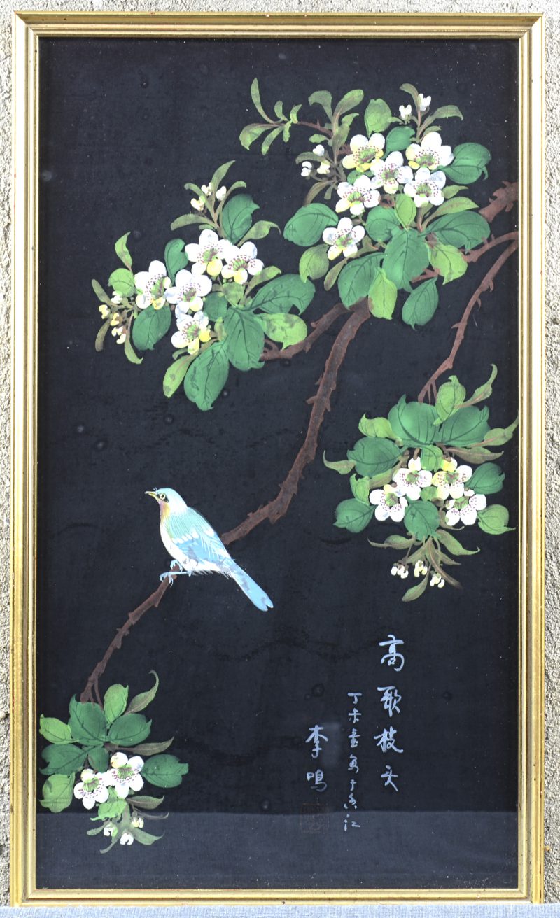 Een schildering op zijde met vogel op tak met opschrift.