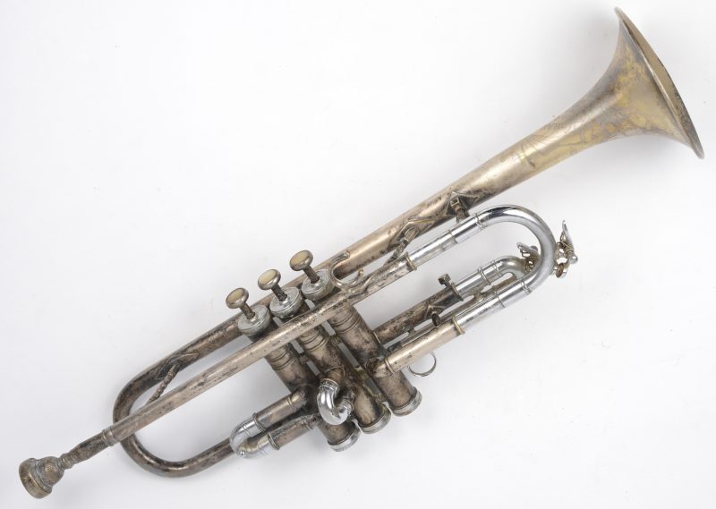 Een verzilverd metalen trompet.