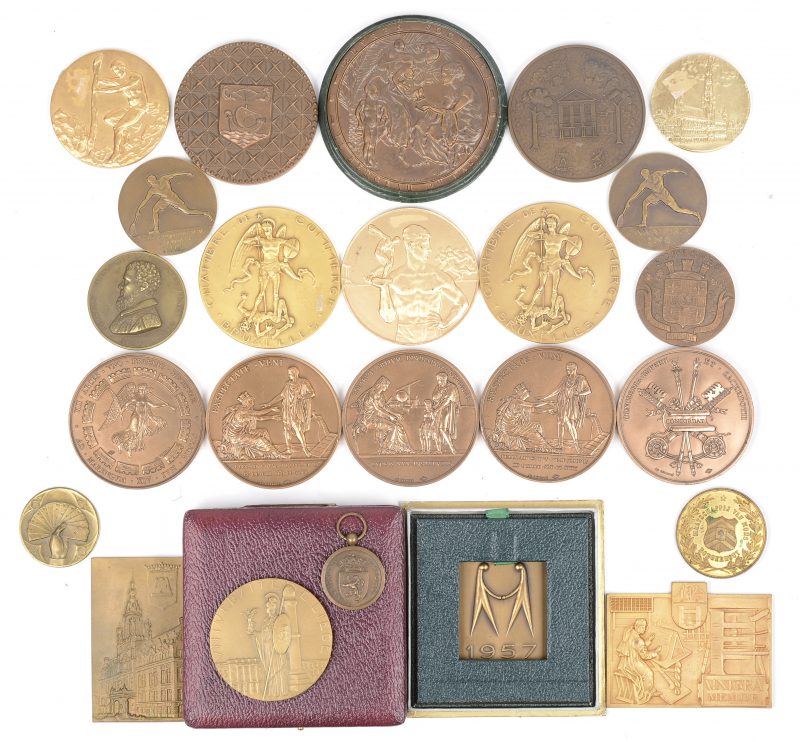 Een lot van 24 oude bronzen gedenkmunten en medailles met ontwerpen van o.a. Jean Vernon, C. Van Dionaut, Georges Petit, Dolf Ledel & R. Duboc.