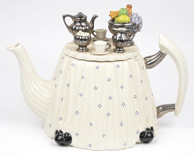 “Silver Service”. Een theepot met meerkleurig en verzilverde gedekte theetafel op het deksel. Ontwerp van Paul Cardew. Onderaan gemerkt.