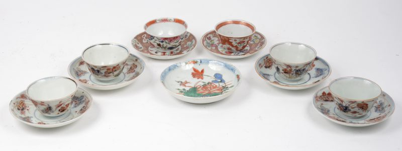 Vier theekopjes en schoteltjes van veekleurig Chinees porselein met een decor van vlinders en bloemen naar Japans voorbeeld. XIXde eeuw. We voegen er drie andere schoteltjes en twee theekopjes aan toe.