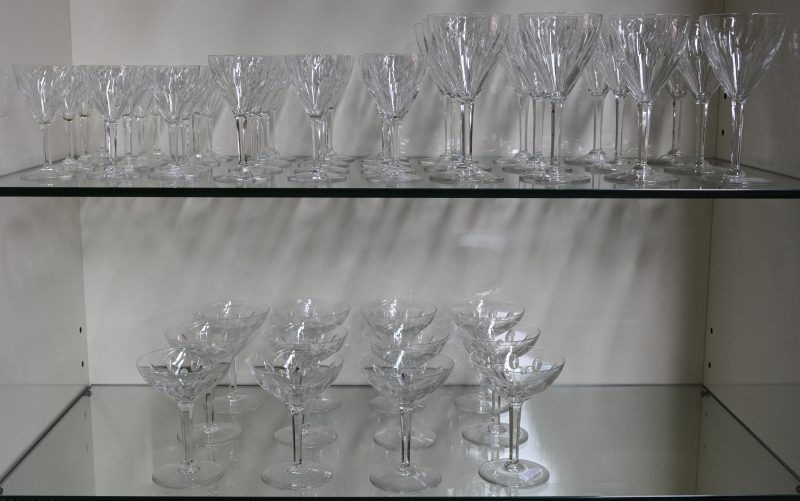 Een kleurloos kristallen glazenservies, bestaande uit borrelglaasjes (één beschadigd), aperitiefglazen, wijnglazen en champagnecoupes (één beschadigd). Compleet voor twaalf personen.