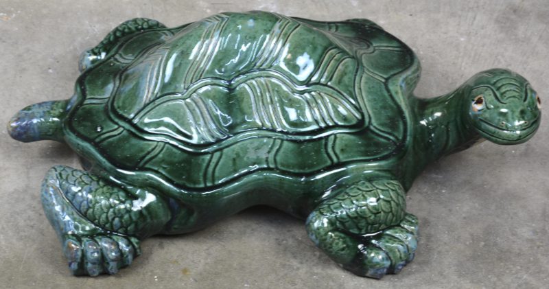 Een groengeglazuurde aardewerken schildpad. Chinees werk.