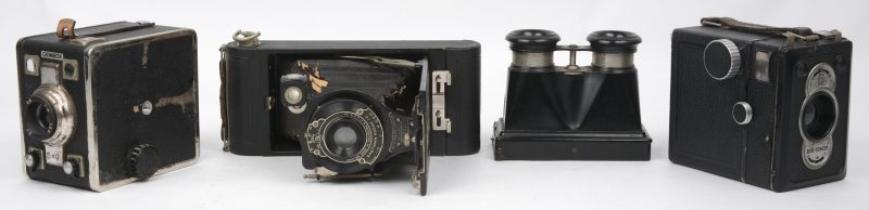 Een lot van vier oude camera’s en een verrekijker.