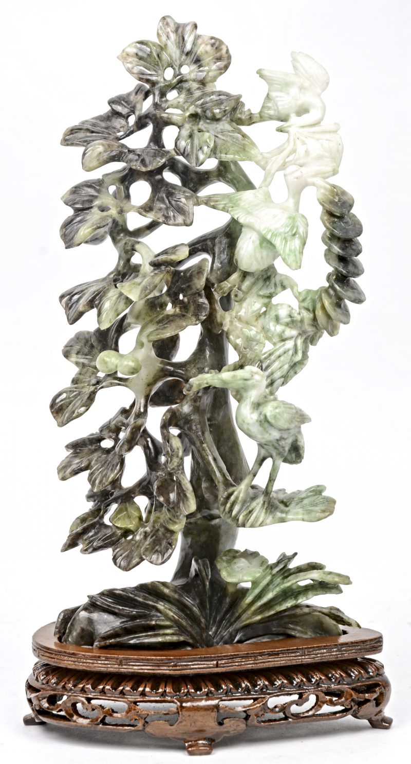 “Vogels in een struik”. Een groep van gesculpteerd jade op houten sokkel. Chinees werk.
