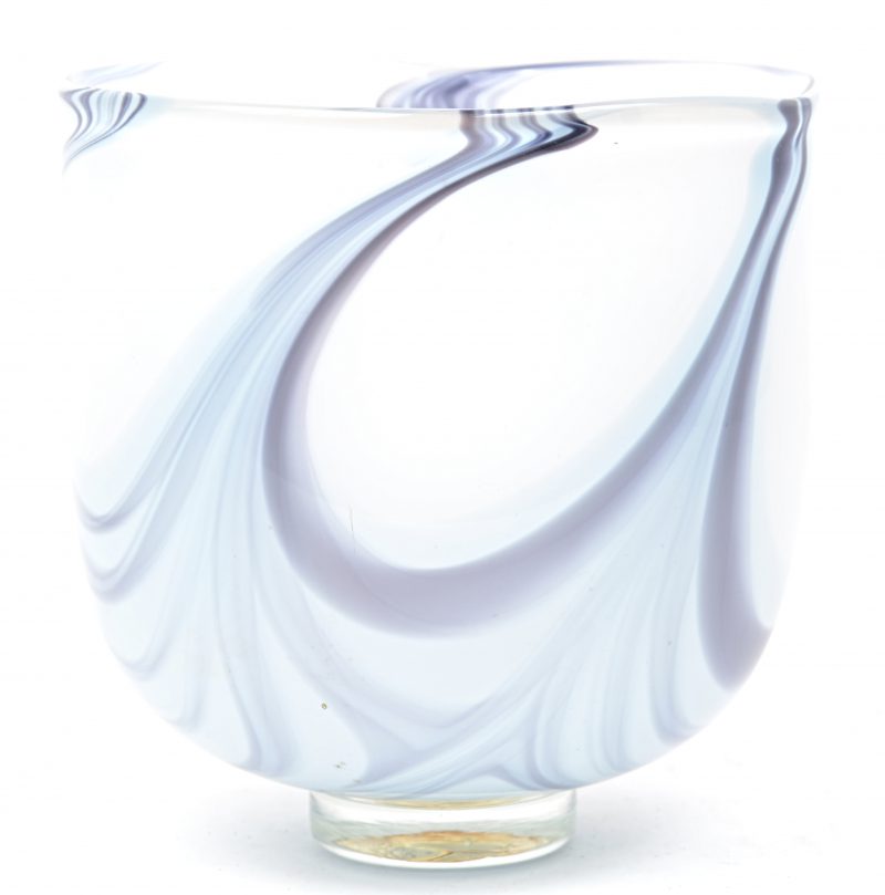 Een vaas van meekrleurig kristal. Onderaan gemerkt en gedateer ‘89.
