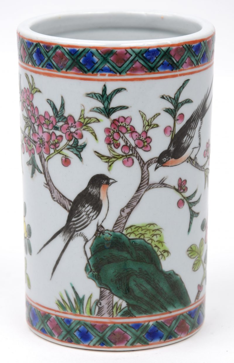 Een penseelvaasje van Chinees porselein met een meerkleurig decor van vogels in een struik. Onderaan gemerkt.