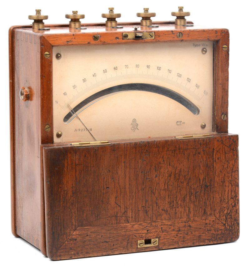 Een oude ampèremeter in houten kastje. Begin XXe eeuw.