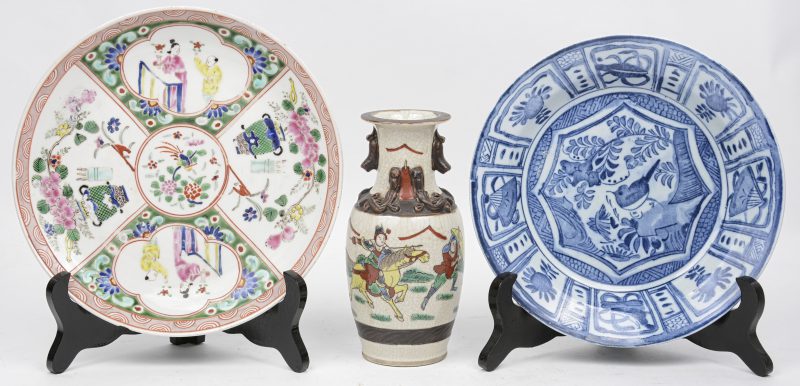Een lotje Chinees porselein en aardewerk, bestaande uit een bord met meerkleurige decors, een bord naar Wanli-voorbeeld en een klein Nakin balustervaasje.