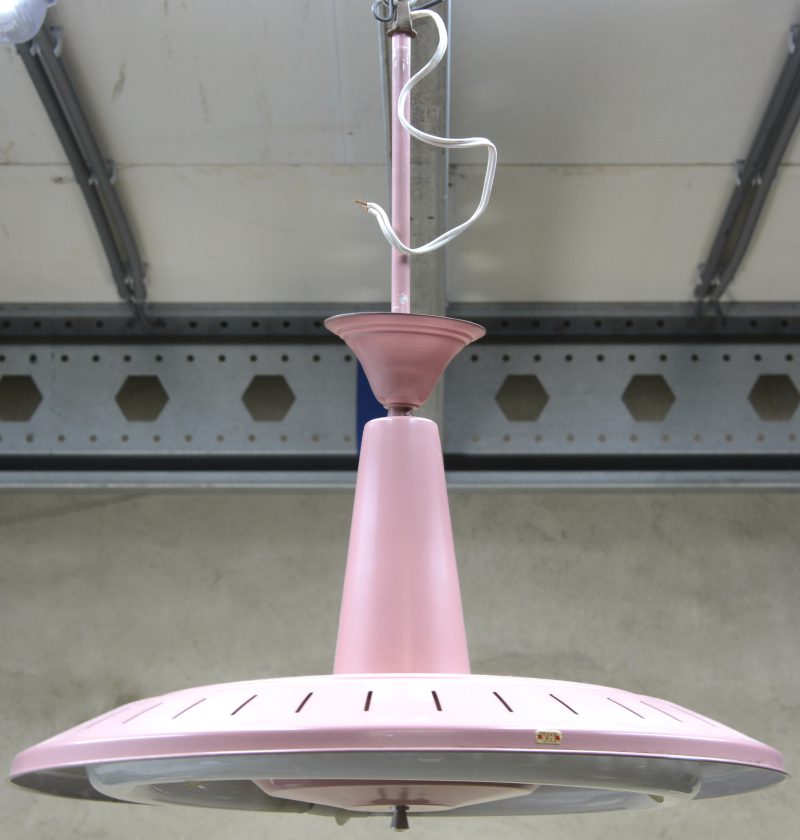 Een vintage roze metalen hanglamp. Jaren ‘70. Gemerkt ‘VH’.