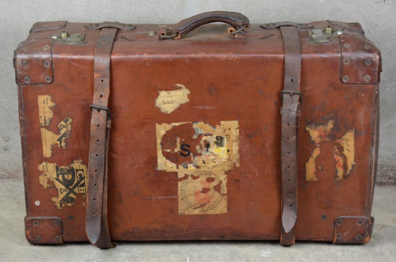 Een oude reiskoffer, bekleed met leder op houten skelet.