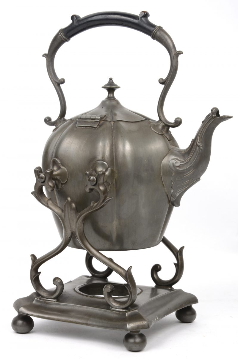Een tinnen theeot op komfoor. XIXe eeuw.