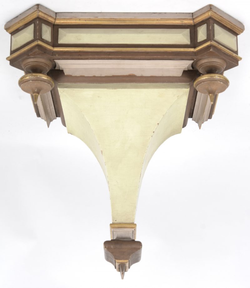 Een gepatineerd en verguld houten hangconsole. XIXe eeuw.