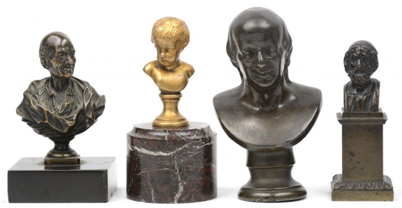 Een lot van vier bronzen miniatuurbustes, waarbij één verguld en op rood marmeren sokkel.