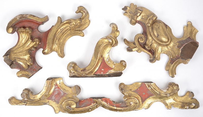Een lot XVIIIe eeuwse sierornamenten van verguld hout en plaaster.