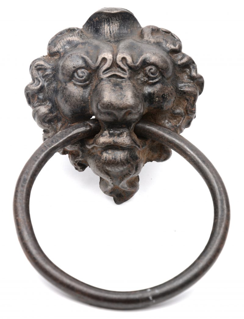 Een bronzen deurklopper in de vorm van een leeuwenkop met ring. XIXe eeuw.