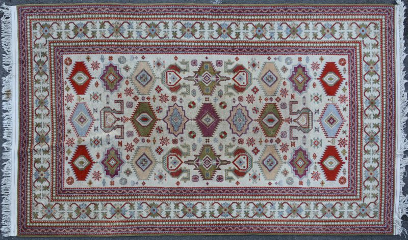 Een handgeknoopt Turks wollen tapijt.