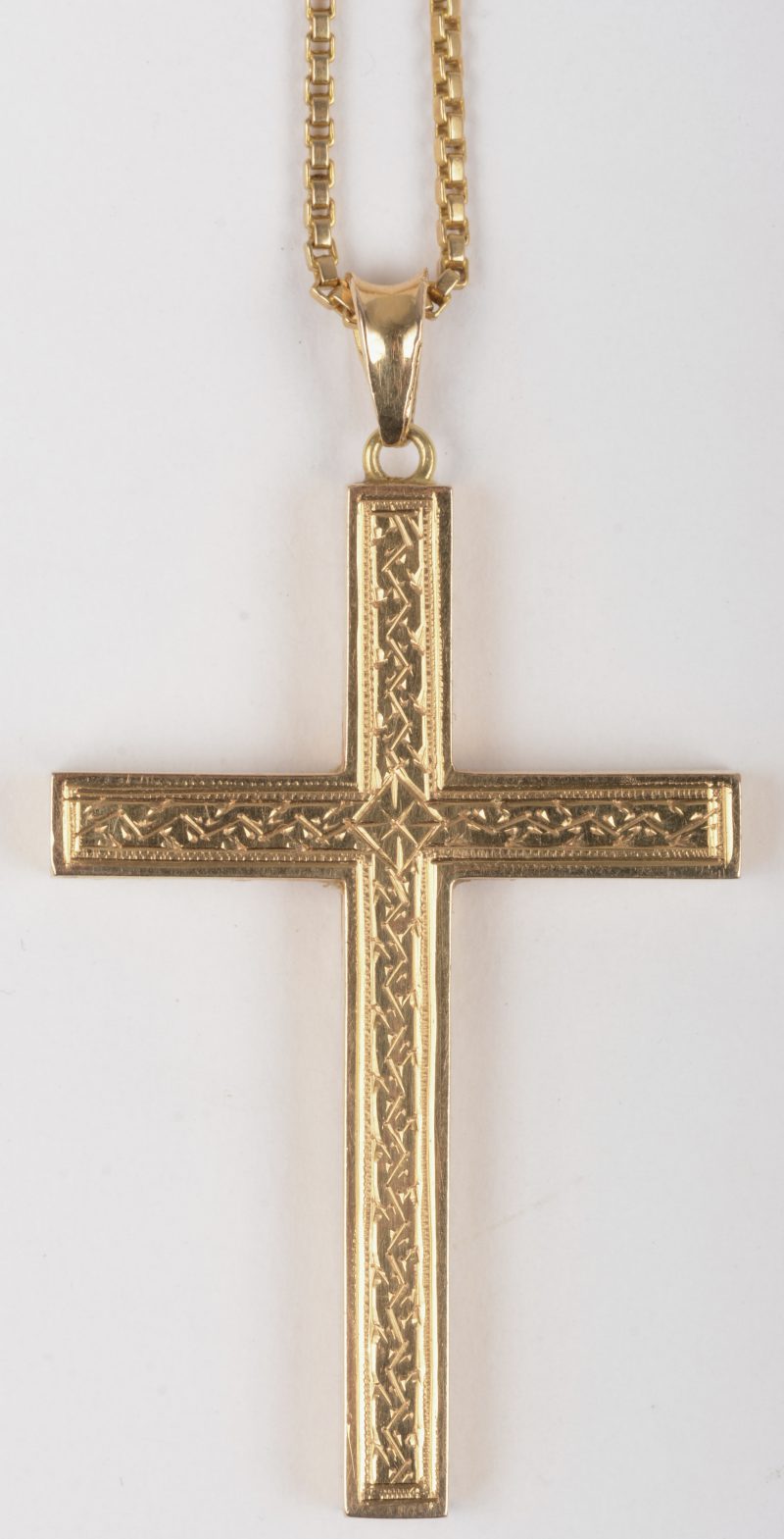 Een 18 K geelgouden ketting met hanger in de vorm van een kruis.