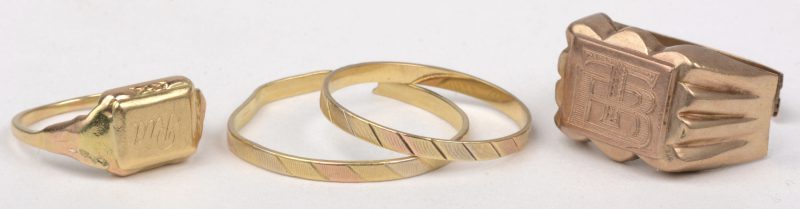 Vier verschillende 18 K geelgouden ringen waaronder twee cachetringen (te herstellen).