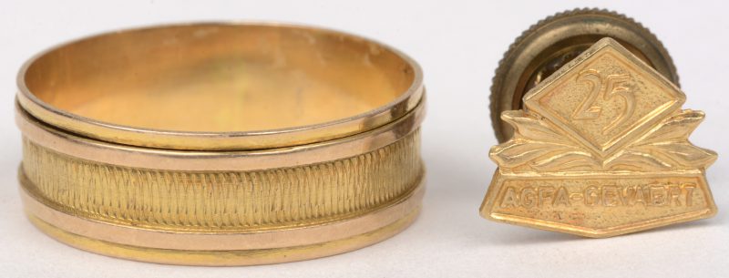 Een 18 K geelgouden ring en een 18 K geelgouden pin van 25 jaar Agfa Gevaert.