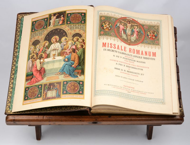“Missale Romanum”. In leder gebonden en met houten pupiter. 1923.