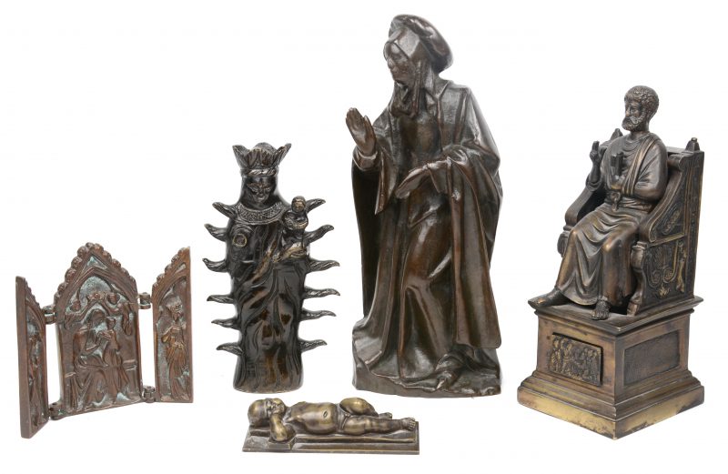Een lot van vier bronzen beeldjes  en een triptiek met religieuze thema’s.