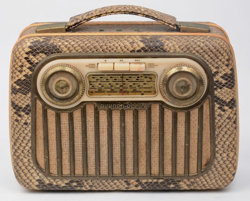 Een vintage radio met slangenimitatie.