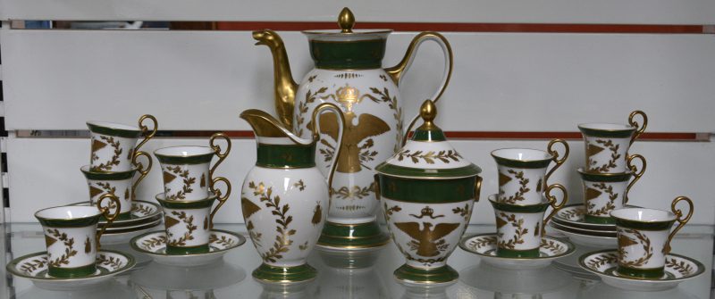 Een Vieux Paris koffieservies in Empirestijl, bestaande uit een koffiekan, suikerpot, melkkannetje en tien kopjes met schoteltjes.