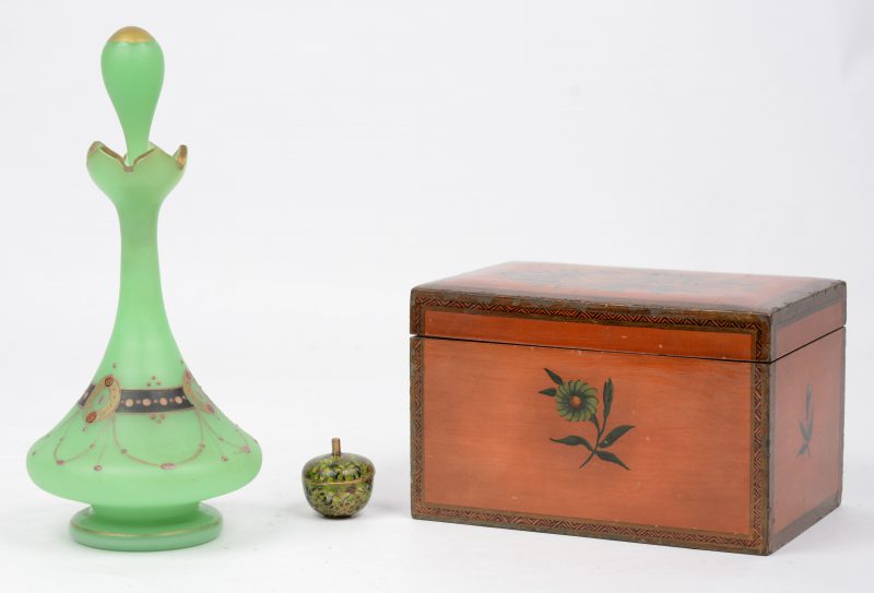 Een lotje varia, bestaande uit een houten doosje met handgeschilderd bloemendecor, een klein karafje van groen glas met handgeschilderd decor en een klein cloisonné dekselpotje.