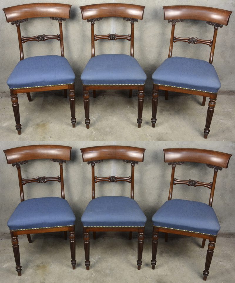 Een reeks van zes mahoniehouten stoelen met gesculpteerde versiering in de rug en met gerainureerde voorste poten.