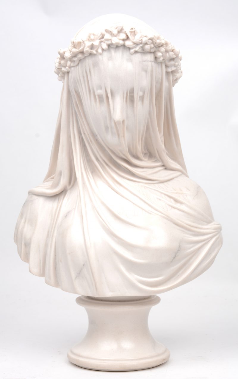 “Gesluierde Vestaalse maagd”. Een marmeren buste naar het werk van Rafaelle Monti. Gemerkt.