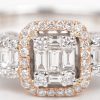 Een 18 K wit en roze gouden ring bezet met briljanten en diamant baguettes met een gezamenlijk gewicht van +- 0,70 ct.