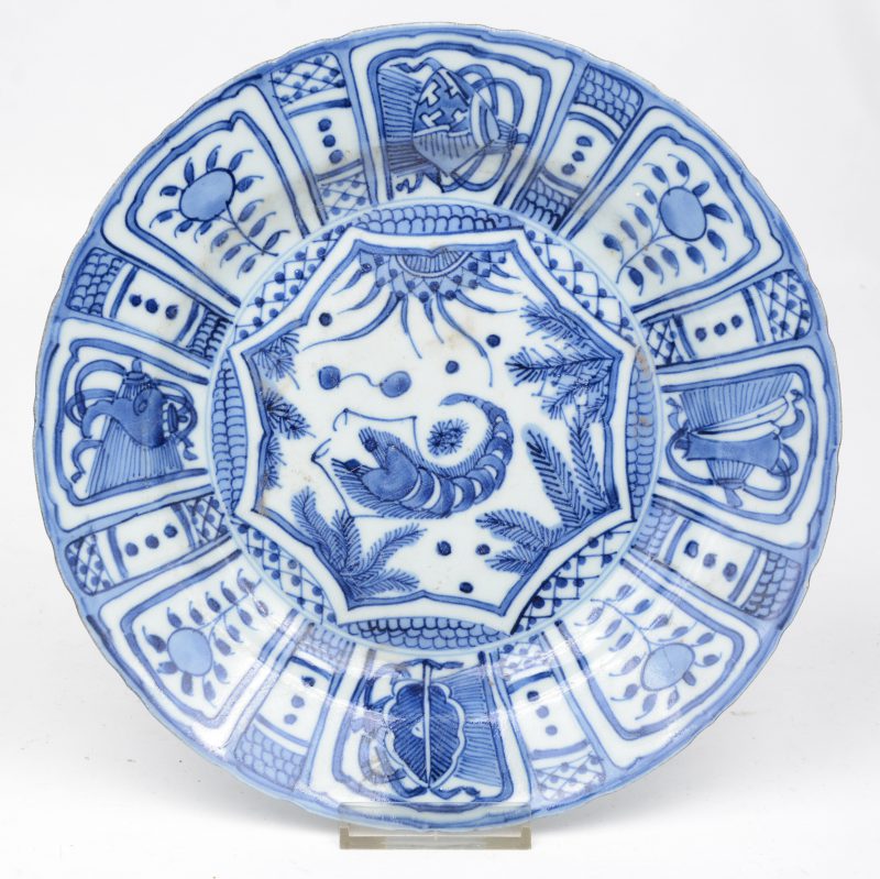 Een schotel van blauw en wit Chinees porselein naar Wanli voorbeeld.