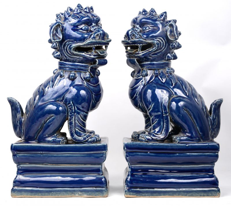 Een paar Fo-honden van blauw geglazuurd Chinees porselein.