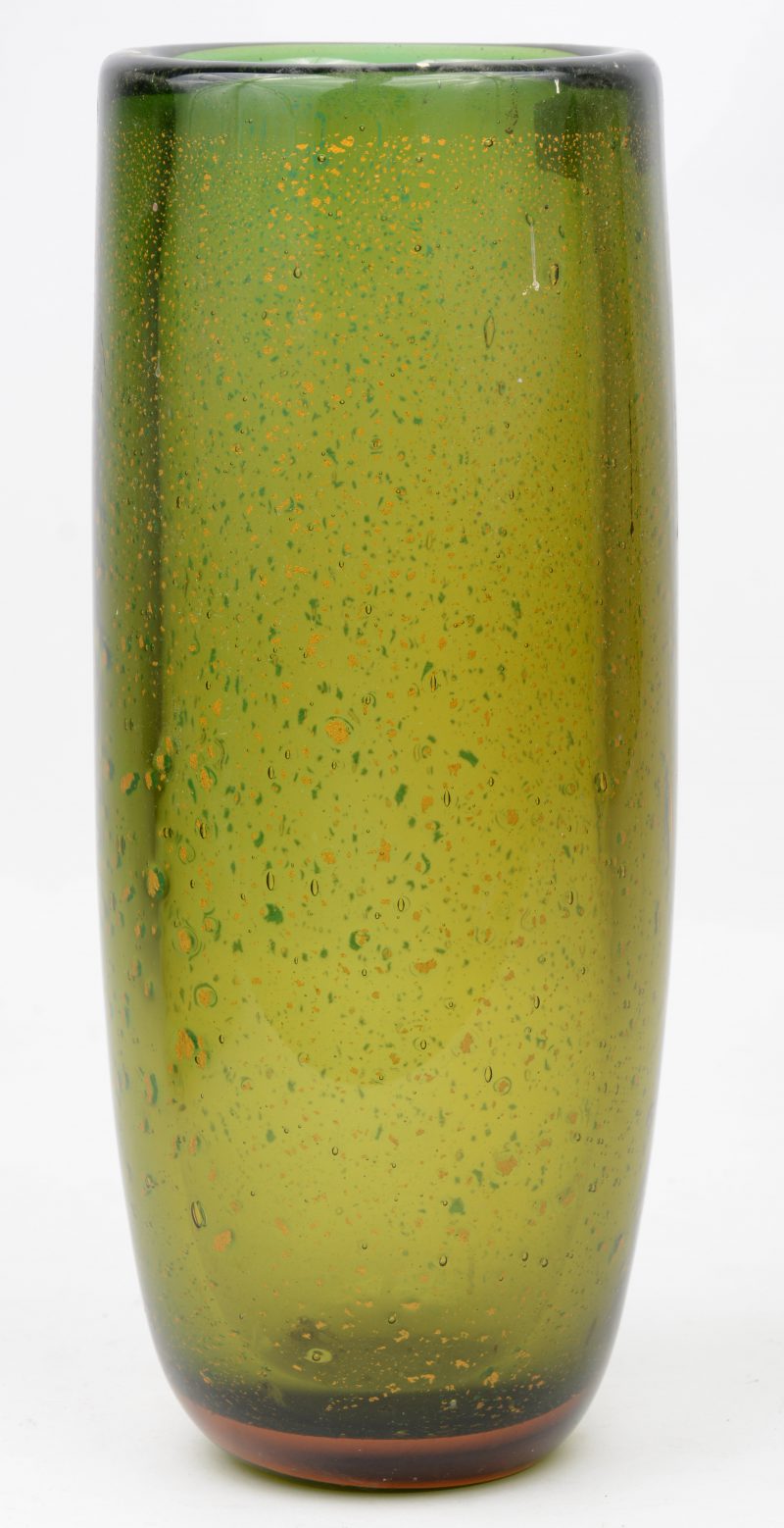 Een vaas van groen Muranoglas met gouden inclusies.