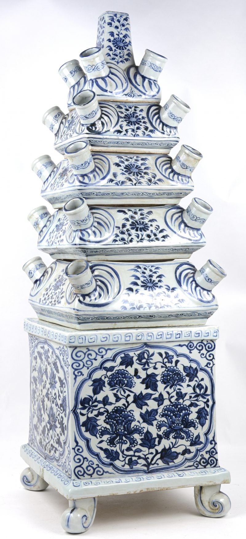 Een uit vijf delen opgebouwde tulpenvaas van blauw op wit Chinees porselein.