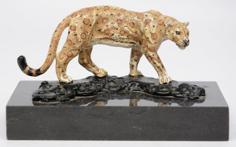 Een luipaard van gepolychromeerd brons naar Weens voorbeeld. Op marmeren sokkel.