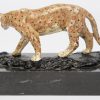 Een luipaard van gepolychromeerd brons naar Weens voorbeeld. Op marmeren sokkel.