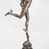 “Mercurius”. Een bronzen beeld op sokkel van rood marmer met bronzen fries. Naar een werk van Jean Bologne.