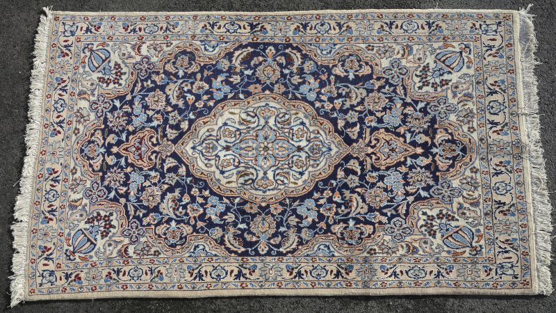Een handgeknoopt Perzisch wollen tapijtje.