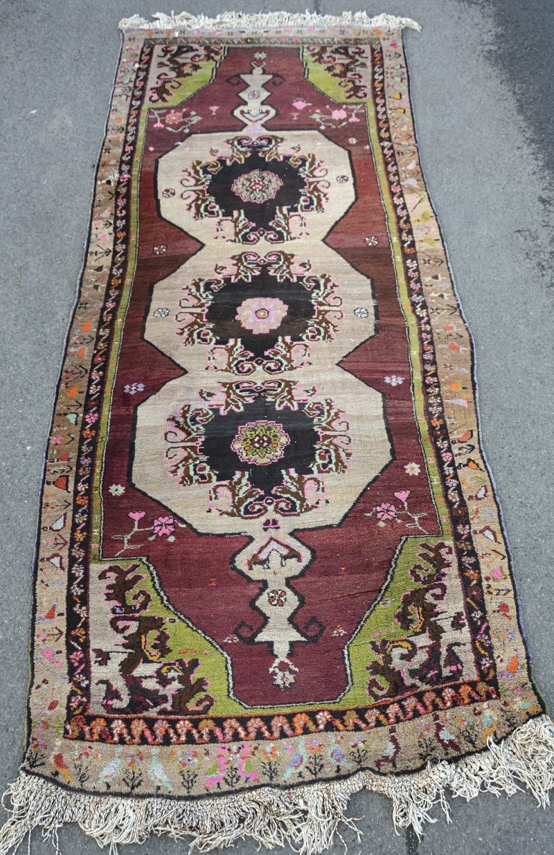 Een antiek handgeknoopt Turks wollen tapijt.