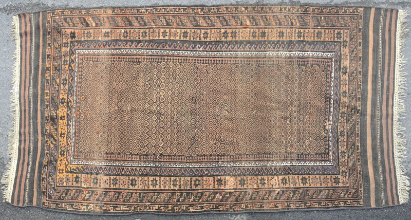 Een antiek handgeknoopt Oosters wollen tapijt.