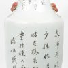 Een balustervaas van Chinees porselein met decor van Fo-honden.