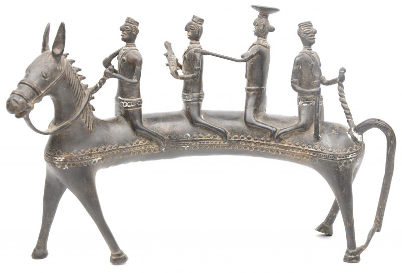 “Vier personages op een paard”. Een Afrikaans bronzen groep.