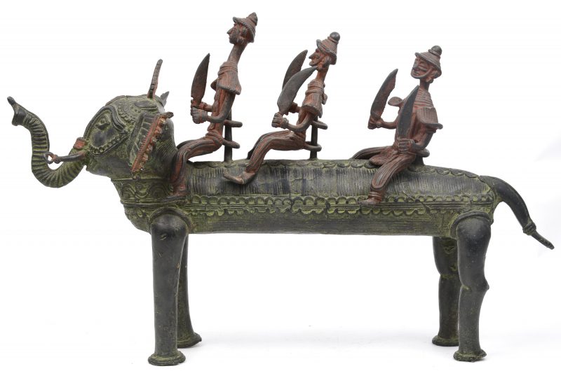 “Vier personages op een olifant”. Een Afrikaans (?) bronzen groep.