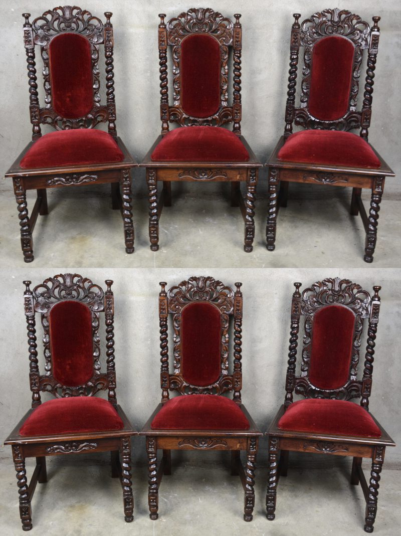 Een reeks van zes stoelen met gesculpteerde en opengewerkte versieringen en met getorste stijlen en poten. Bekleed met rood fluweel.