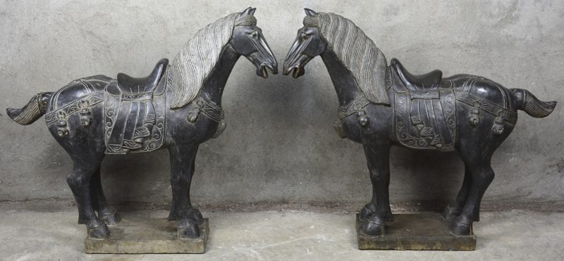 Een paar gebeeldhouwde stenen paarden naar Tang voorbeeld.