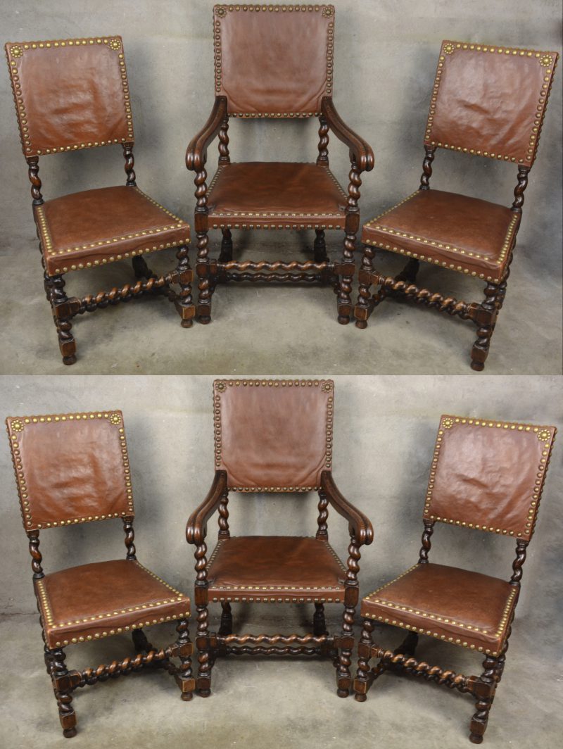 Een reeks van vier eikenhouten stoelen en twee armstoelen in Renaissancestijl met getorste poten.
